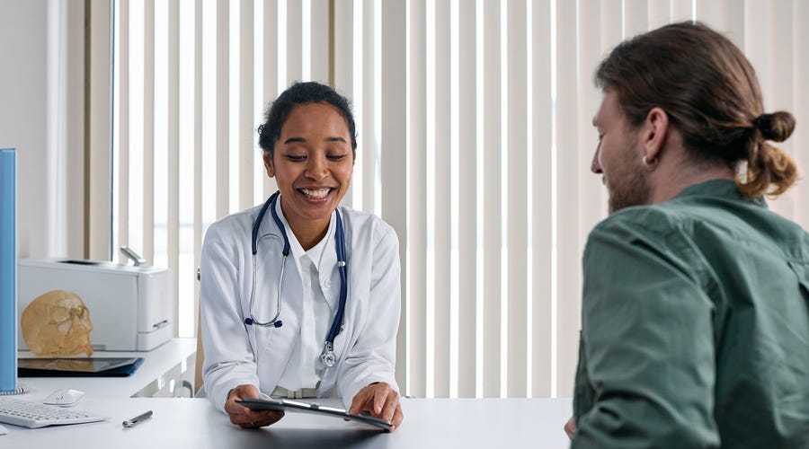 Paciente en consulta con un doctor en inglés