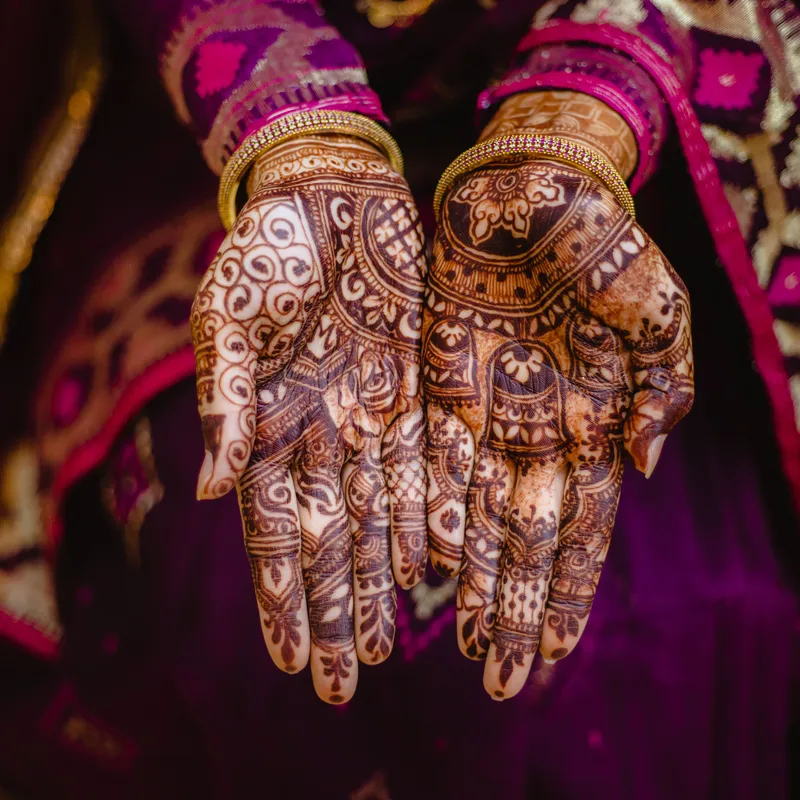 Las manos de una mujer india para representar los tatuajes en inglés.