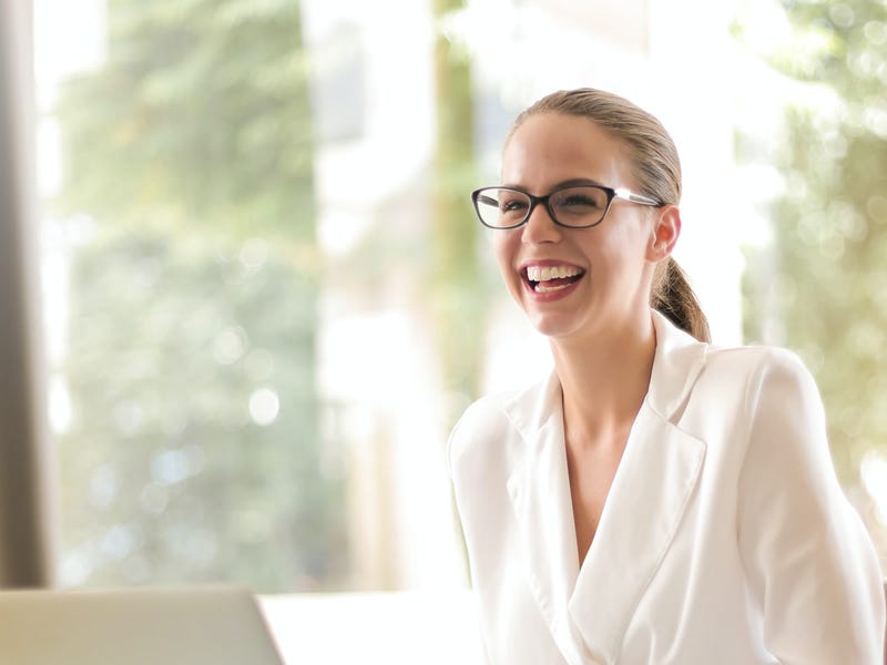 Mujer demostrando sus habilidades digitales