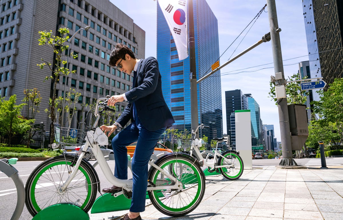 Hombre coreano en bicicleta