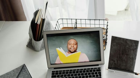 Chica estudiando en clase en línea.