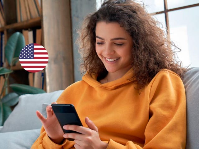 mujer viendo su iPhone