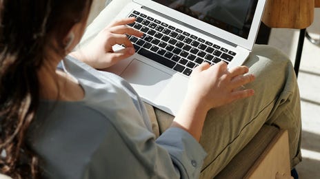 Mujer estudiando phrasal verbs en el idioma inglés