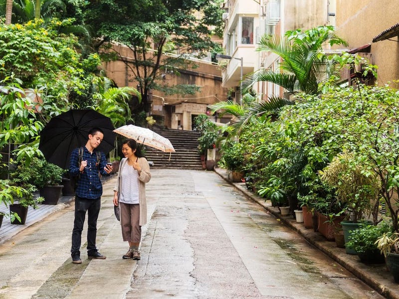 Mujer pidiendo indicaciones en inglés a un joven