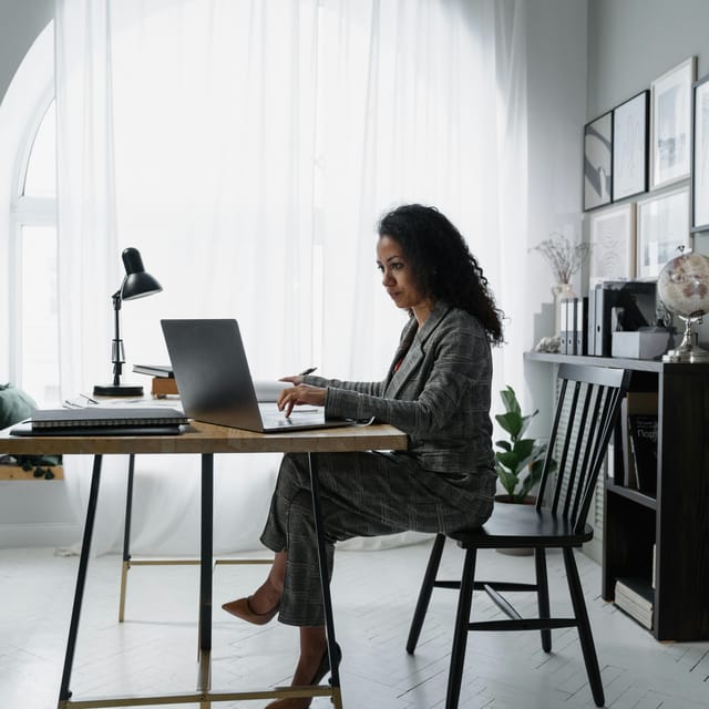 Mujer que quiere estudiar idiomas para trabajar en empresas globales.