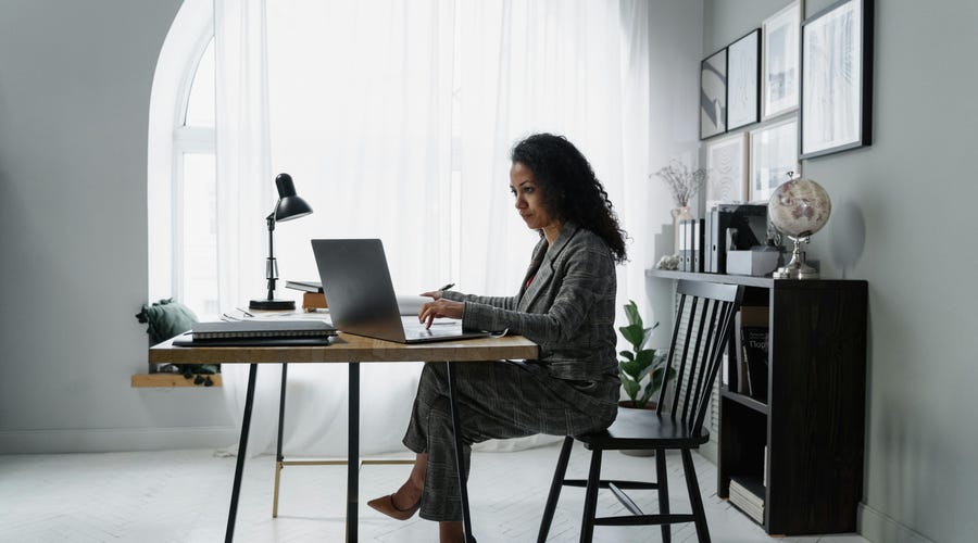 Mujer que quiere estudiar idiomas para trabajar en empresas globales.