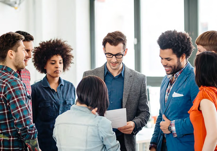 Hombre hablando sobre los valores de una empresa