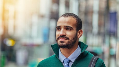 hombre estudia para el examen de TOEFL iBT en Colombia