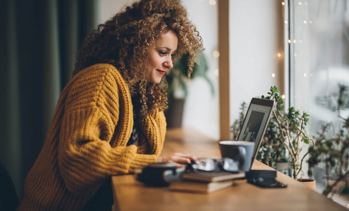 Mujer utilizando la plataforma CyberTeachers de Berlitz para el autoestudio de idiomas online desde casa con acceso personalizado y flexible