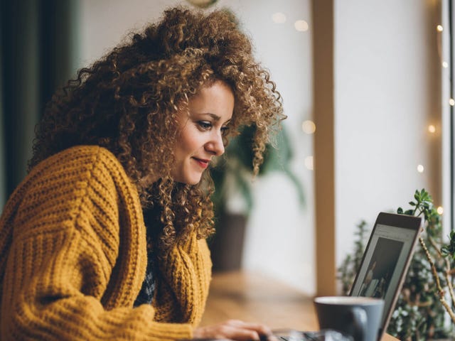 Mujer utilizando la plataforma CyberTeachers de Berlitz para el autoestudio de idiomas online desde casa con acceso personalizado y flexible