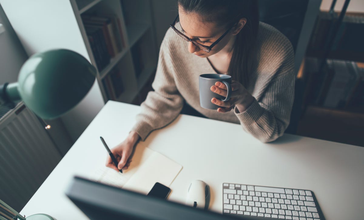 Mujer en trabajo remoto