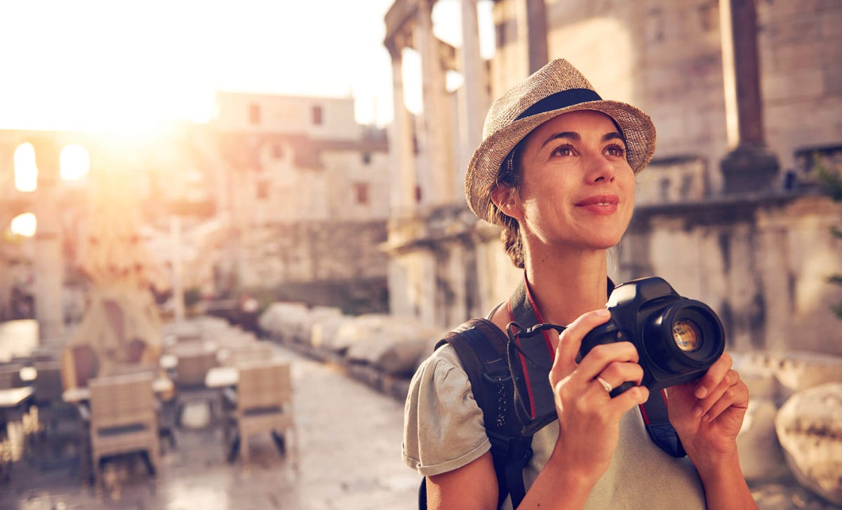 Mujer viajera practicando italiano en Italia, aplicando lo aprendido en clases de idiomas con Berlitz.