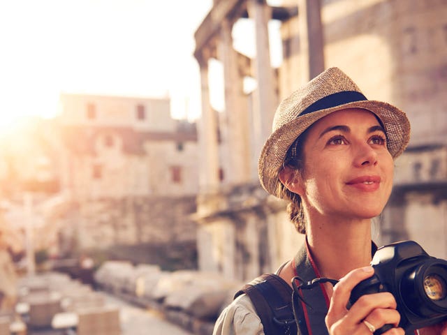 Mujer viajera practicando italiano en Italia, aplicando lo aprendido en clases de idiomas con Berlitz.