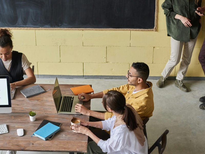 Estudiantes que usaron el mejor método para aprender inglés, el método Berlitz, conversan y practican.