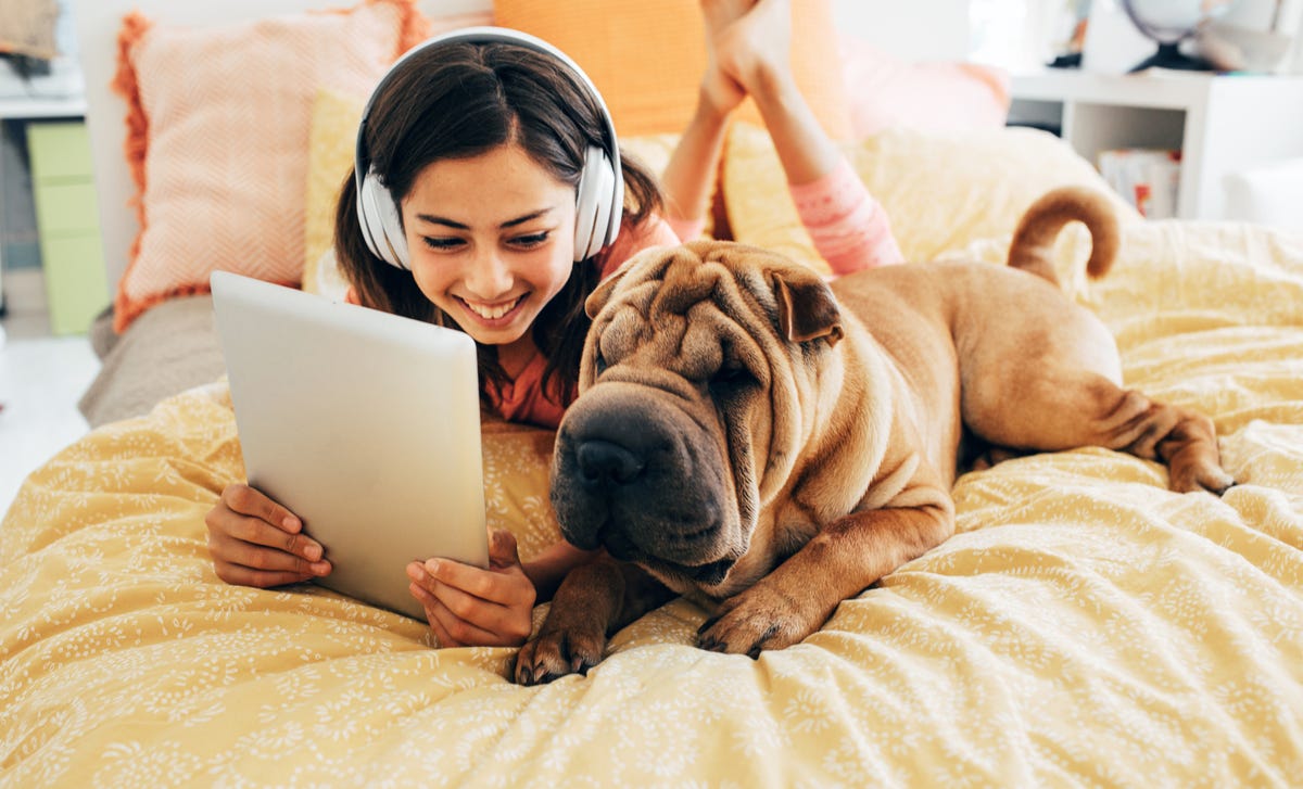 Mujer leyendo alemán online para niños y jóvenes
