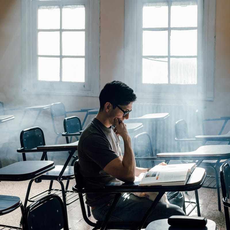 Estudiante en una sesión de reading sobre errores gramaticales.