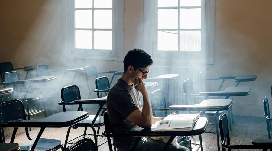 Estudiante en una sesión de reading sobre errores gramaticales.