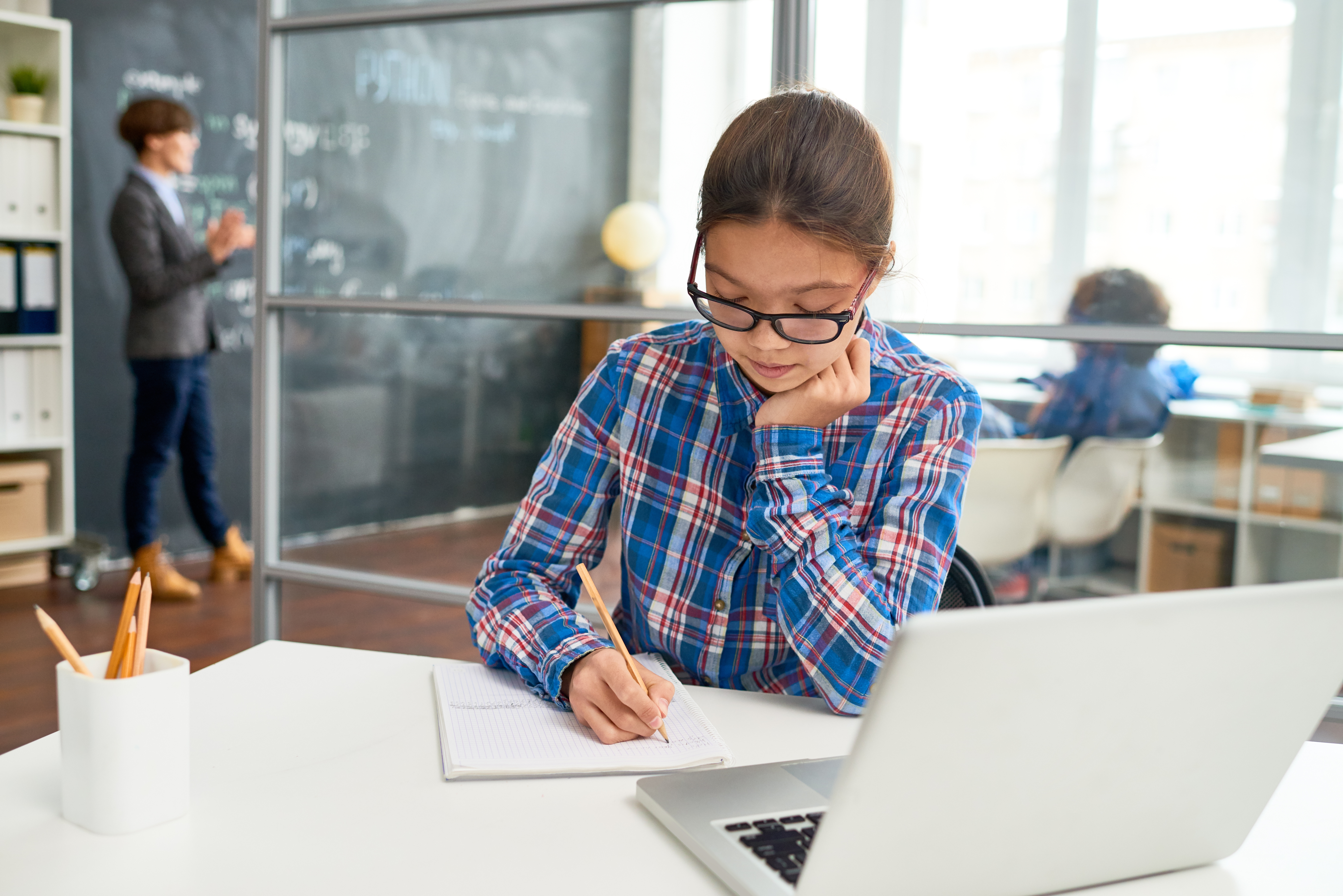 Niña estudiando mandarín para niños y jóvenes