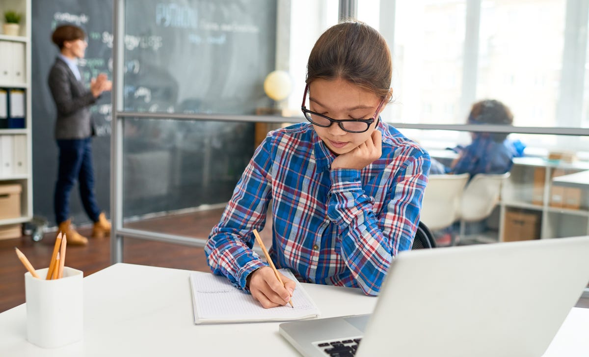 Niña estudiando mandarín para niños y jóvenes