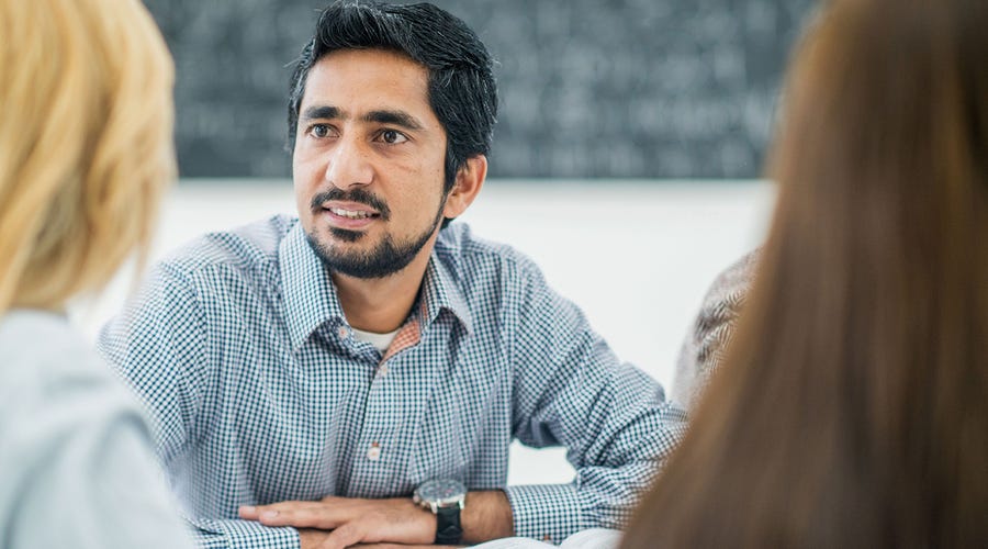 Un hombre feliz porque puede hablar inglés con nativos.
