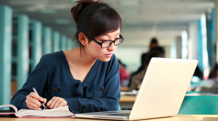 Mujer viendo los 10 mejores traductores y diccionarios de inglés