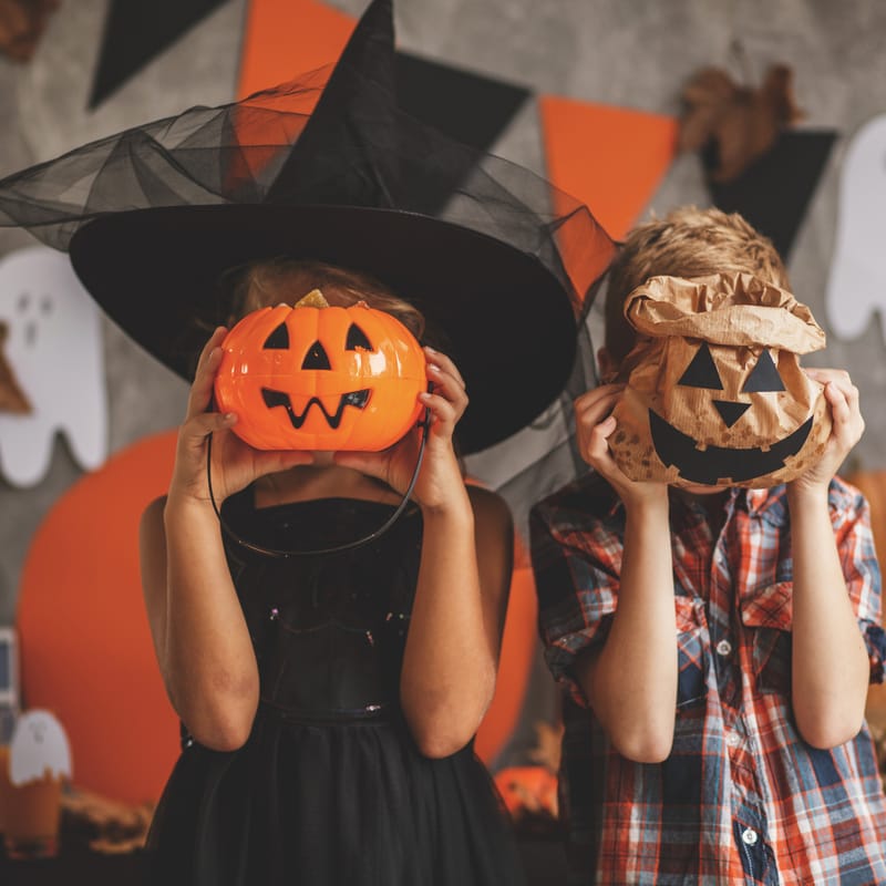 Niños escuchando historias de terror en inglés para niños