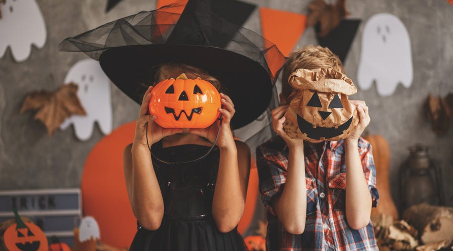 Niños escuchando historias de terror en inglés para niños