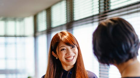 Mujer presentando el Test of Listening and Reading Skills