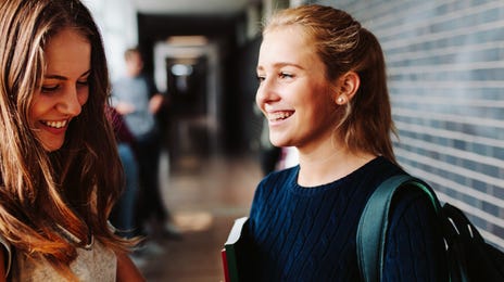Mujeres estudiando inglés para jóvenes de secundaria