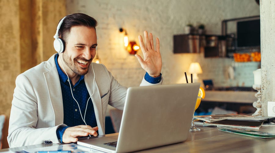 Hombre diciendo adiós