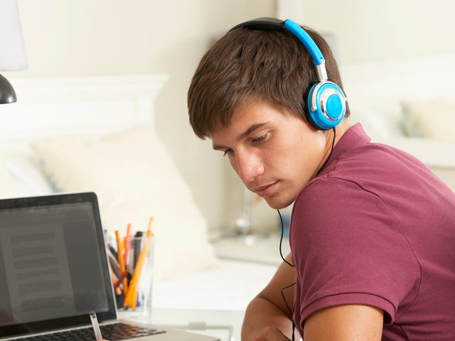 Hombre joven en cursos online de inglés para niños y jóvenes