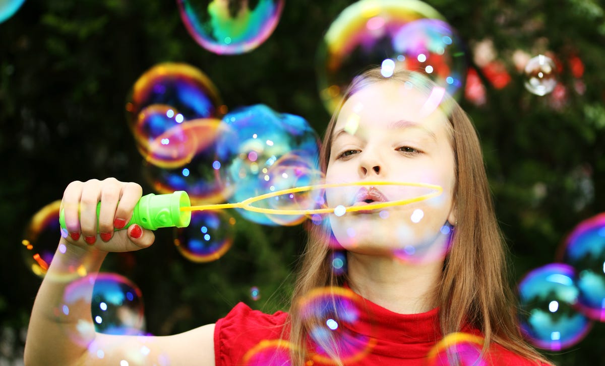 Niña en clases de inglés para niños de primaria