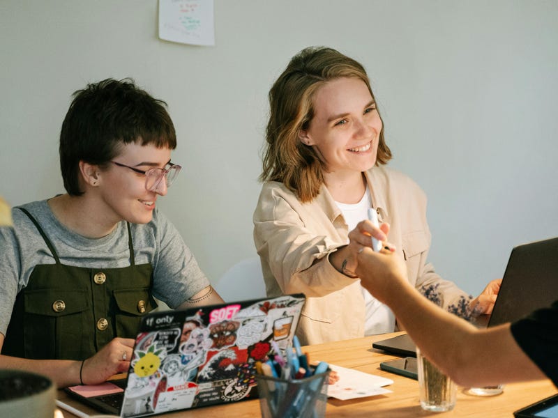 Personas hablando sobre las carreras profesionales en las que se destacarán bilingües