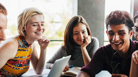 Estudiantes mirando contenidos en alemán para descargar