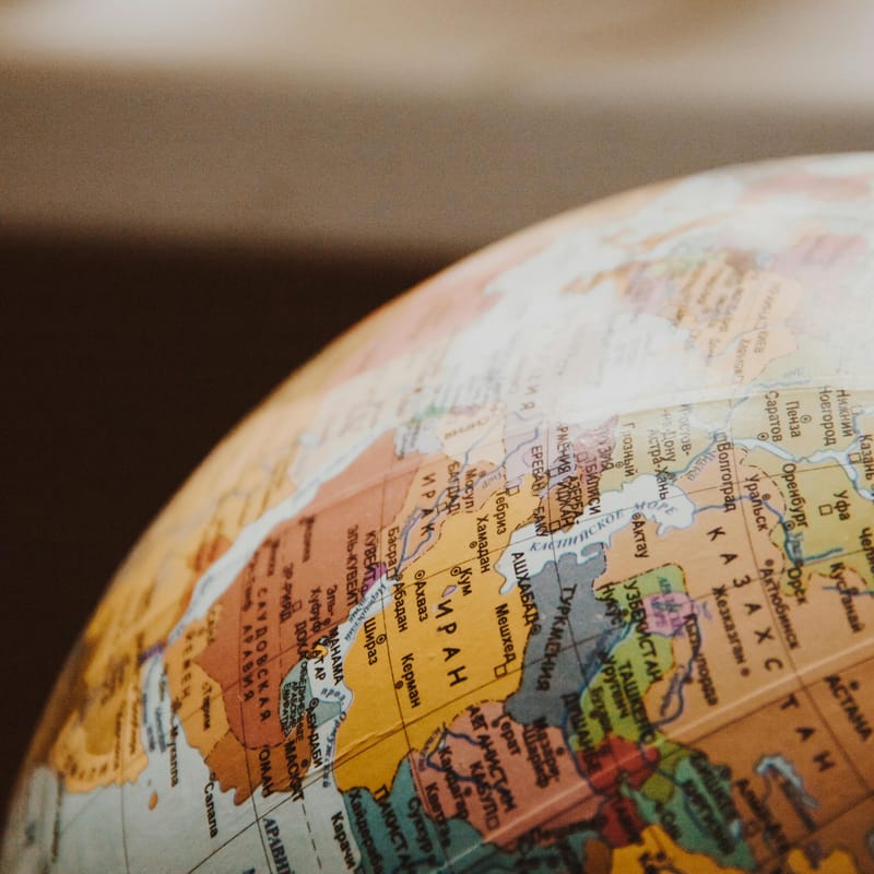 Globo indicando los países e idiomas del mundo.