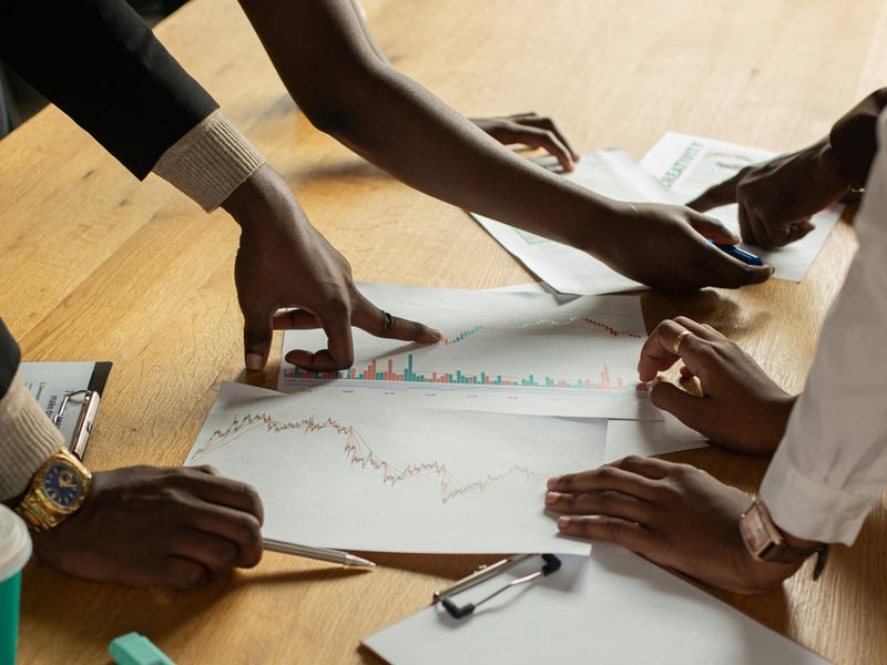 Equipo tabajando con datos y parrillas.