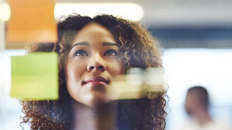 Mujer leyendo aprende coreano con clases de coreano a tu medida