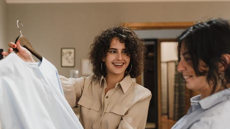 Mujer en diálogos en inglés de compras