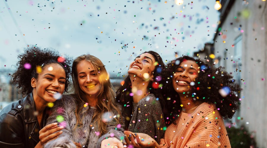Mujeres celebrando el año nuevo