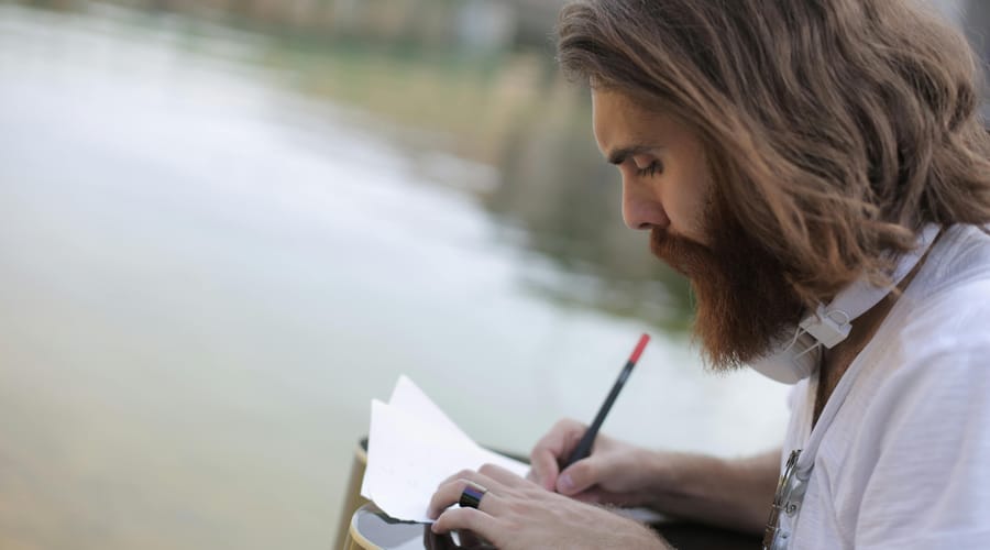 Hombre escribiendo poemas en el idioma inglés