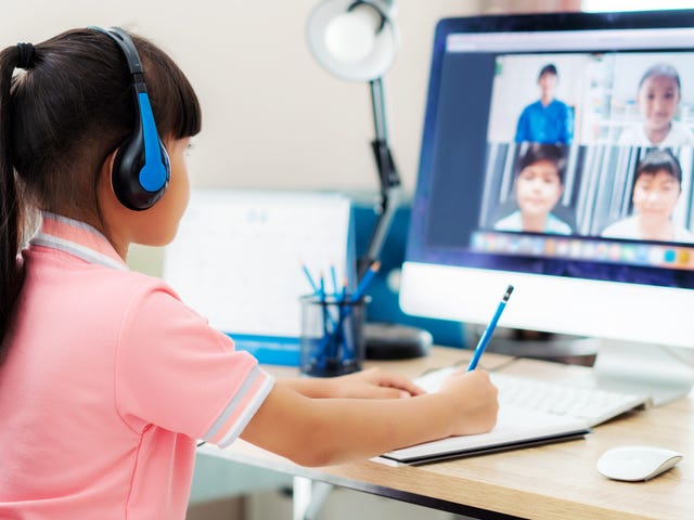 Niña en cursos online de inglés para niños y jóvenes