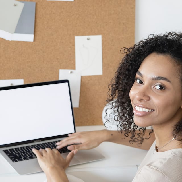 Mujer que quiere aprender alemán online