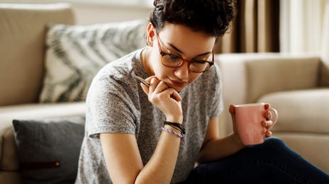 Mujer estudiando inglés intermedio