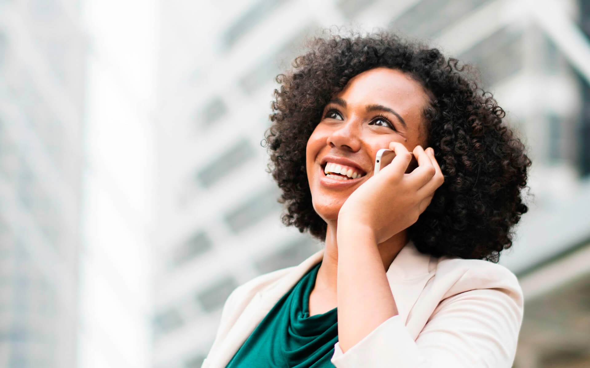 Estudiante practicando la pronunciación en inglés con Berlitz. Mejora tu fluidez y confianza con nuestros cursos personalizados.