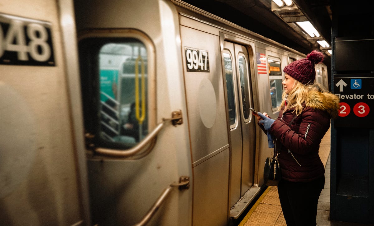 Mujer viendo en su iPhone cómo aprender inglés