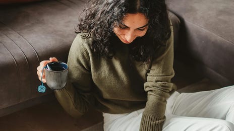 Mujer estudiando los verbos más usados en inglés