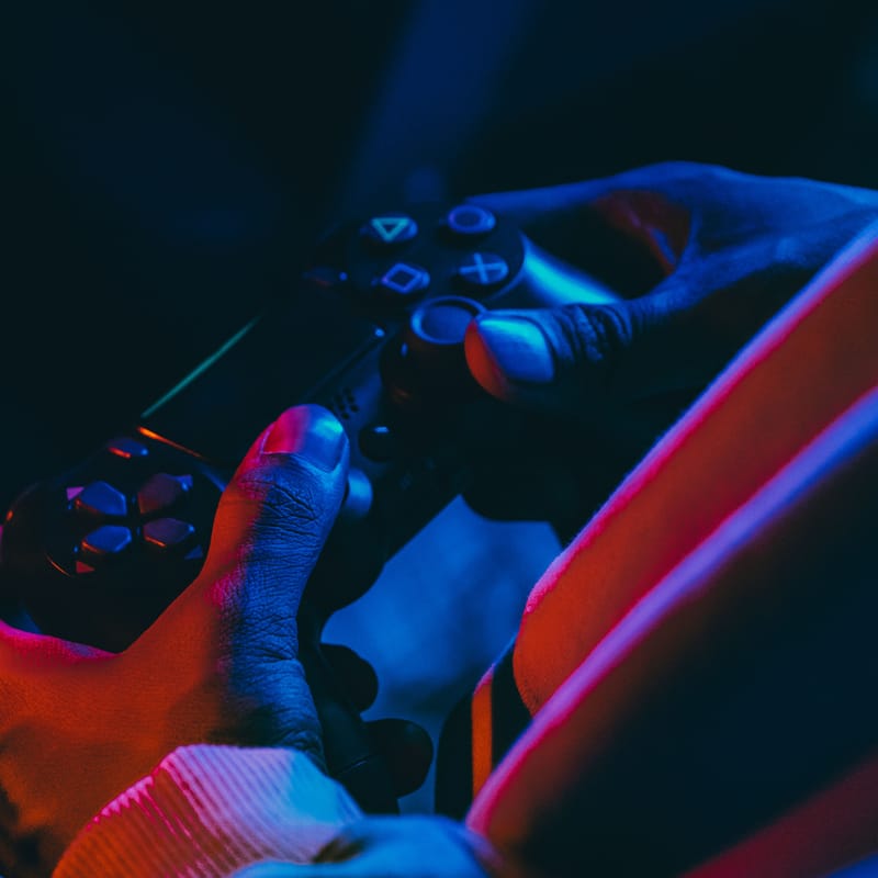 Adulto jugando videojugos en el Día del Gamer.