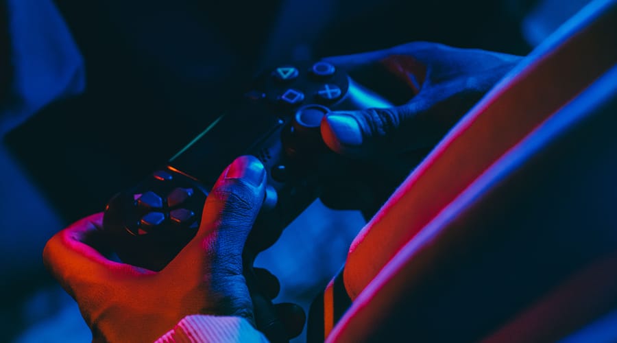 Adulto jugando videojugos en el Día del Gamer.