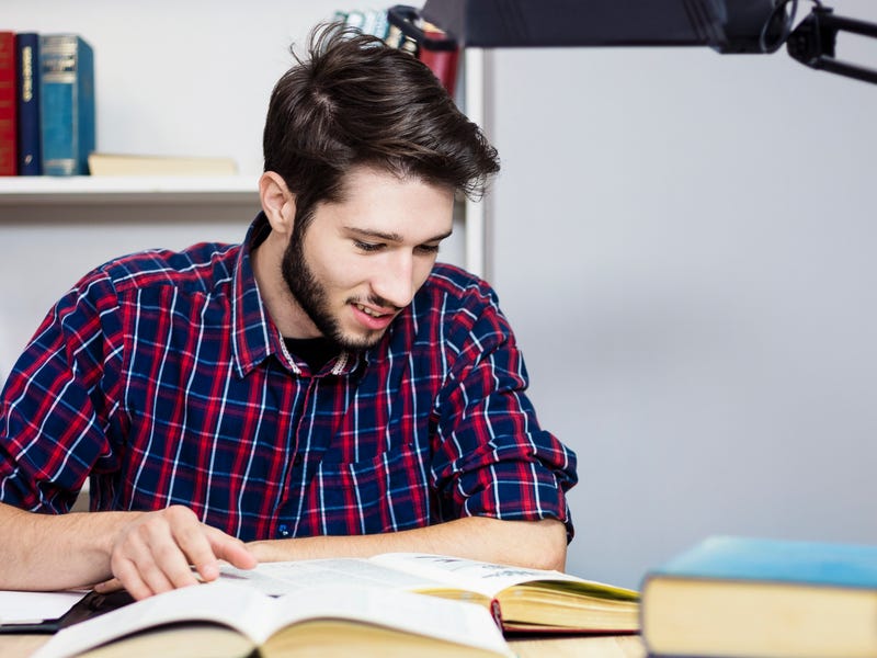 Hombre mirando como estudiar inglés