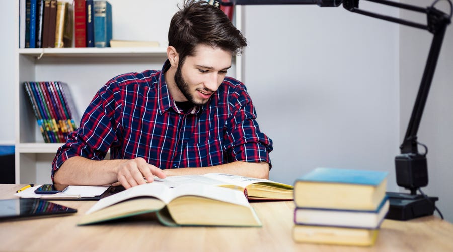 Hombre mirando como estudiar inglés